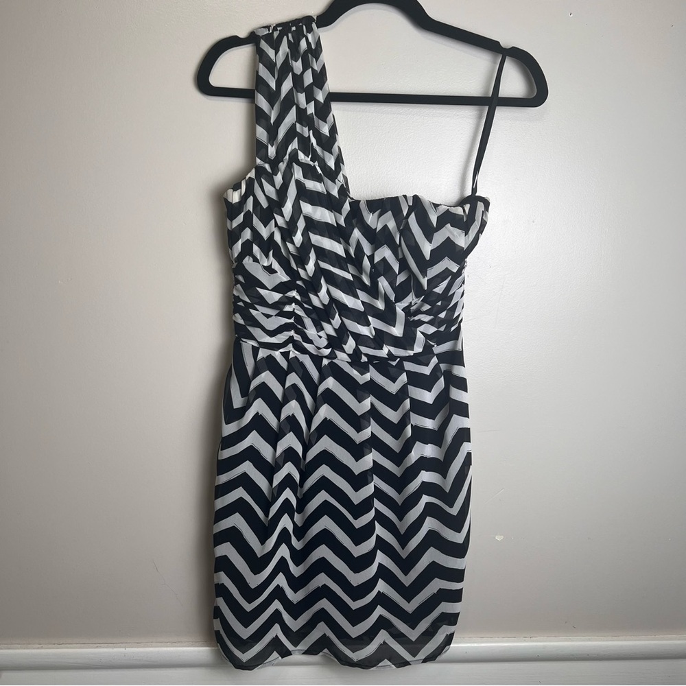 H&M Black & White Chevron Pattern One-Shoulder Dress Size 4 EUC